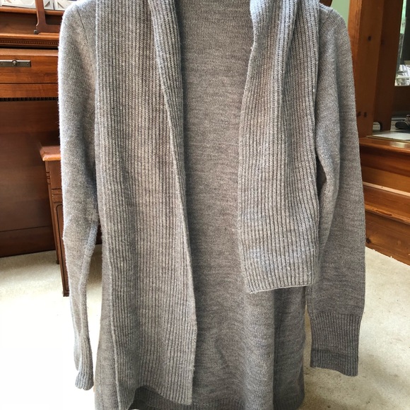 Sweater W/ Built-In Scarf (Size M) - Picture 5 of 5